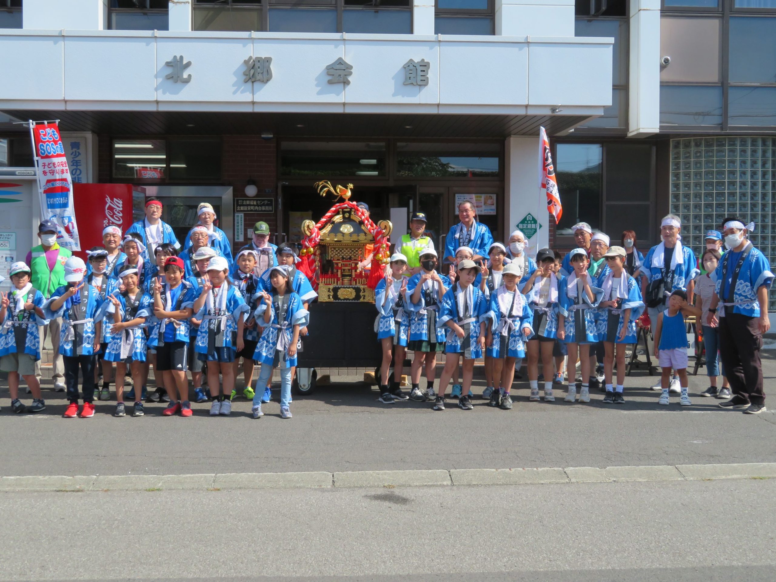 子どもみこしが町内を練り歩きました。 | 北郷親栄町内会連絡協議会